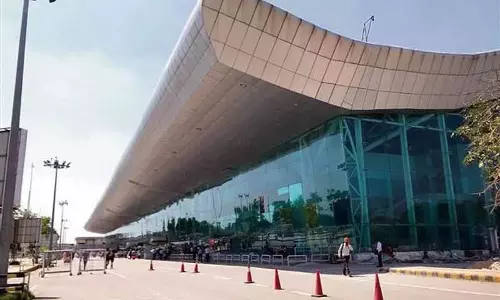 Amritsar एयरपोर्ट पर खराब विज़िबिलिटी के कारण फ़्लाइट्स को डायवर्ट करना पड़ा Amritsar एयरपोर्ट पर खराब विज़िबिलिटी के कारण फ़्लाइट्स को डायवर्ट करना पड़ा