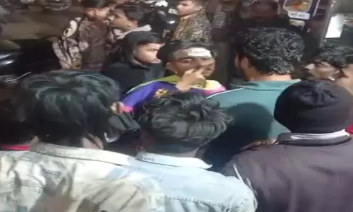 Raipur Breaking: नाश्ता दुकान संचालक की पत्नी से मारपीट, देखें VIDEO... Raipur Breaking: नाश्ता दुकान संचालक की पत्नी से मारपीट, देखें VIDEO...