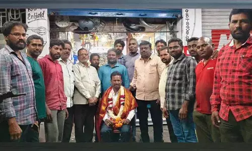 Khammam में यह बाइक मैकेनिक सरपंच बना, जिसका लक्ष्य अपने गांव को एक मॉडल बनाना है