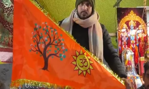Ayodhya में राम मंदिर के झंडे की मांग चरम पर, दुकानदार विशेष ऑर्डर दे रहे