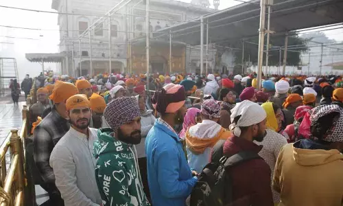हाड़ कंपा देने वाली ठंड के बावजूद Guru Gobind Singh की जयंती पर स्वर्ण मंदिर में उमड़े श्रद्धालु
