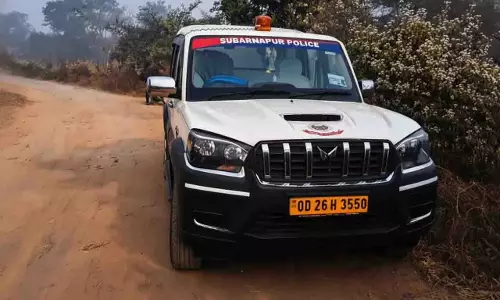 Odisha के सुबर्णपुर में एक मज़दूर का शव मिट्टी में दबा हुआ मिला, हत्या का शक Odisha के सुबर्णपुर में एक मज़दूर का शव मिट्टी में दबा हुआ मिला, हत्या का शक