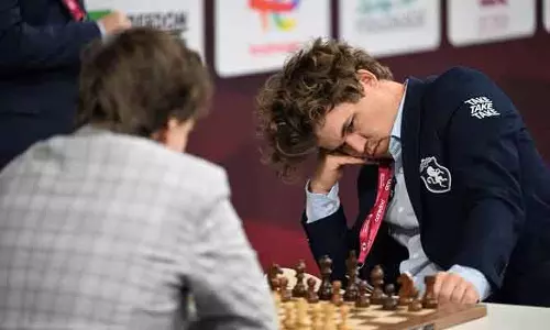 Magnus Carlsen का फिर फूटा गुस्सा: हार के बाद फोटोग्राफर का कैमरा हटाया Magnus Carlsen का फिर फूटा गुस्सा: हार के बाद फोटोग्राफर का कैमरा हटाया