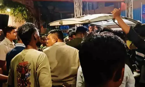 Bhubaneswar में दावत के दौरान हुई बहस में तलवार से हमला Bhubaneswar में दावत के दौरान हुई बहस में तलवार से हमला