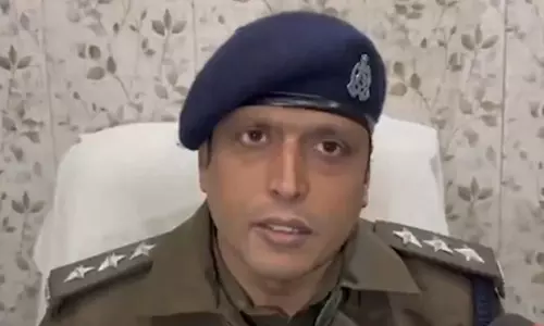 वाराणसी: दशाश्वमेध घाट पर जापानी नागरिकों का वीडियो वायरल, पुलिस ने शुरू की जांच वाराणसी: दशाश्वमेध घाट पर जापानी नागरिकों का वीडियो वायरल, पुलिस ने शुरू की जांच