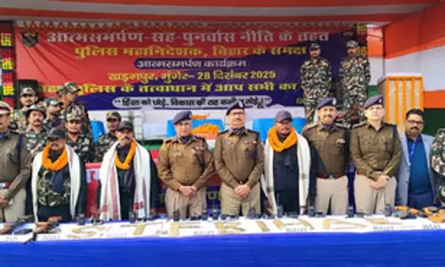तीन नक्सलियों ने पुलिस महानिदेशक के सामने किया आत्मसमर्पण तीन नक्सलियों ने पुलिस महानिदेशक के सामने किया आत्मसमर्पण