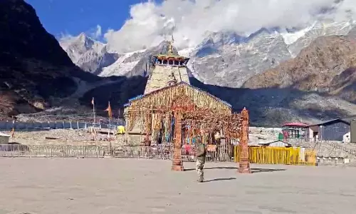 केदारनाथ और पहाड़ी क्षेत्रों में बर्फ़ नहीं, पर्यावरण में गंभीर बदलाव का संकेत केदारनाथ और पहाड़ी क्षेत्रों में बर्फ़ नहीं, पर्यावरण में गंभीर बदलाव का संकेत