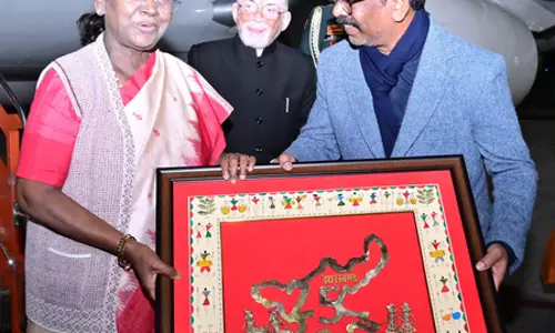 झारखंड दौरे पर पहुंचीं राष्ट्रपति मुर्मू, रांची में राज्यपाल और मुख्यमंत्री ने किया स्वागत झारखंड दौरे पर पहुंचीं राष्ट्रपति मुर्मू, रांची में राज्यपाल और मुख्यमंत्री ने किया स्वागत