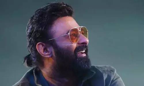 Prabhas का धमाका: राजा साब इवेंट में दिखा नया अवतार Prabhas का धमाका: राजा साब इवेंट में दिखा नया अवतार
