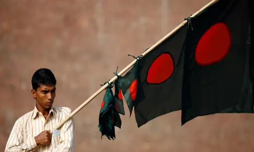 इंकलाब मंच ने Dhaka में शाहबाग मार्ग अवरुद्ध कर मारे गए नेता के लिए न्याय की मांग की इंकलाब मंच ने Dhaka में शाहबाग मार्ग अवरुद्ध कर मारे गए नेता के लिए न्याय की मांग की