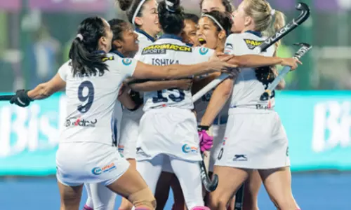 महिला HIL: पहले मैच में SG पाइपर्स ने रांची रॉयल्स को 2-0 से हराया महिला HIL: पहले मैच में SG पाइपर्स ने रांची रॉयल्स को 2-0 से हराया