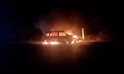 Odisha के पुरी में चलती कार में आग लगी; पांच लोग बाल-बाल बचे Odisha के पुरी में चलती कार में आग लगी; पांच लोग बाल-बाल बचे