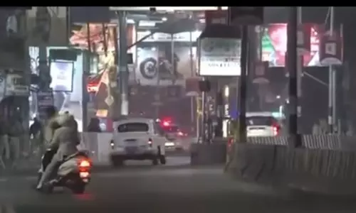 राष्ट्रपति की सुरक्षा में लापरवाही, काफिले के बीच स्कूटी सवार के घुसने से हड़कंप राष्ट्रपति की सुरक्षा में लापरवाही, काफिले के बीच स्कूटी सवार के घुसने से हड़कंप