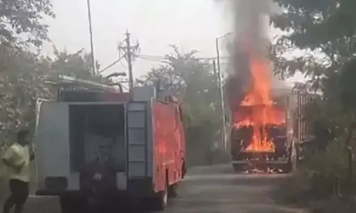 चलती ट्रक में भीषण आग, चालक-कंडक्टर ने छलांग लगाकर बचाई जान