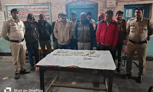 आरंग के भानसोज में जुआ खेलते 10 जुआरी गिरफ्तार, लाखों रुपए कैश बरामद आरंग के भानसोज में जुआ खेलते 10 जुआरी गिरफ्तार, लाखों रुपए कैश बरामद