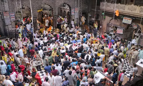 बांके बिहारी मंदिर प्रबंधन ने की अपील, 5 जनवरी तक वृंदावन आने से करें परहेज बांके बिहारी मंदिर प्रबंधन ने की अपील, 5 जनवरी तक वृंदावन आने से करें परहेज
