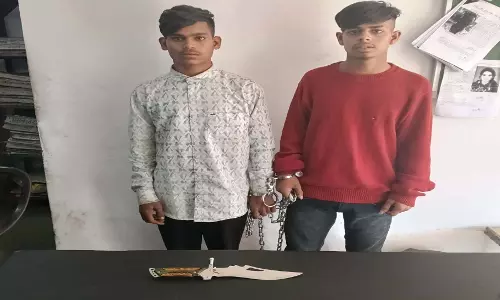 टोल प्लाजा पर ट्रक चालकों से पैसे मांगने पर चाकू से हमला, दो नाबालिग सहित 4 गिरफ्तार टोल प्लाजा पर ट्रक चालकों से पैसे मांगने पर चाकू से हमला, दो नाबालिग सहित 4 गिरफ्तार