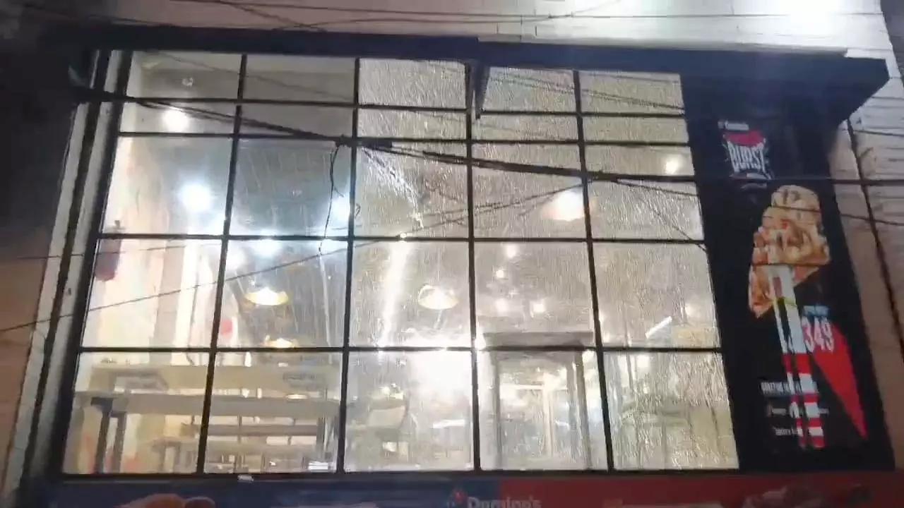 Punjab : Dominos Restaurant पर बाइक सवार हमलावरों ने की ताबड़तोड़ Firing Punjab : Dominos Restaurant पर बाइक सवार हमलावरों ने की ताबड़तोड़ Firing