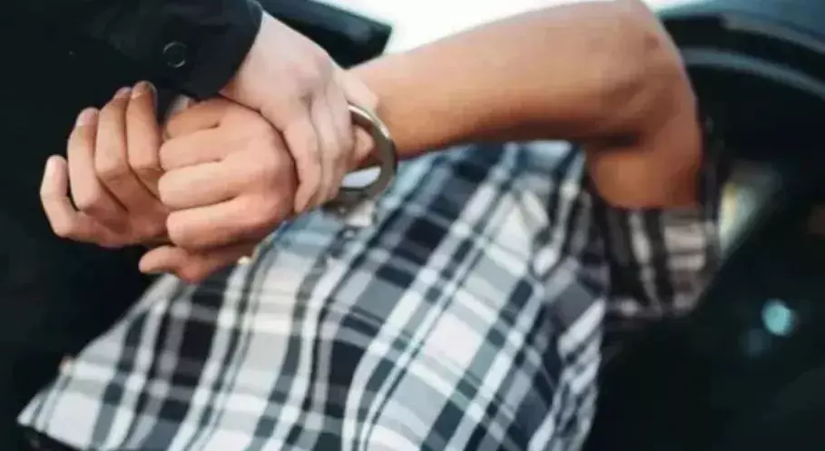 महिला बाइकर को किया परेशान, चिकन शॉप और गैराज के कर्मचारी गिरफ्तार महिला बाइकर को किया परेशान, चिकन शॉप और गैराज के कर्मचारी गिरफ्तार