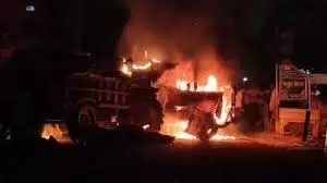 Jhansi: शराब पीने से रोके जाने पर शराबी लोगों ने ट्रैक्टर में लगा दी आग Jhansi: शराब पीने से रोके जाने पर शराबी लोगों ने ट्रैक्टर में लगा दी आग