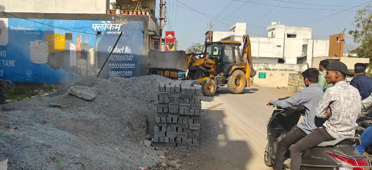 रायपुर : सड़क किनारे सीएन्डडी वेस्ट रखने पर निगम ने लगाया जुर्माना रायपुर : सड़क किनारे सीएन्डडी वेस्ट रखने पर निगम ने लगाया जुर्माना