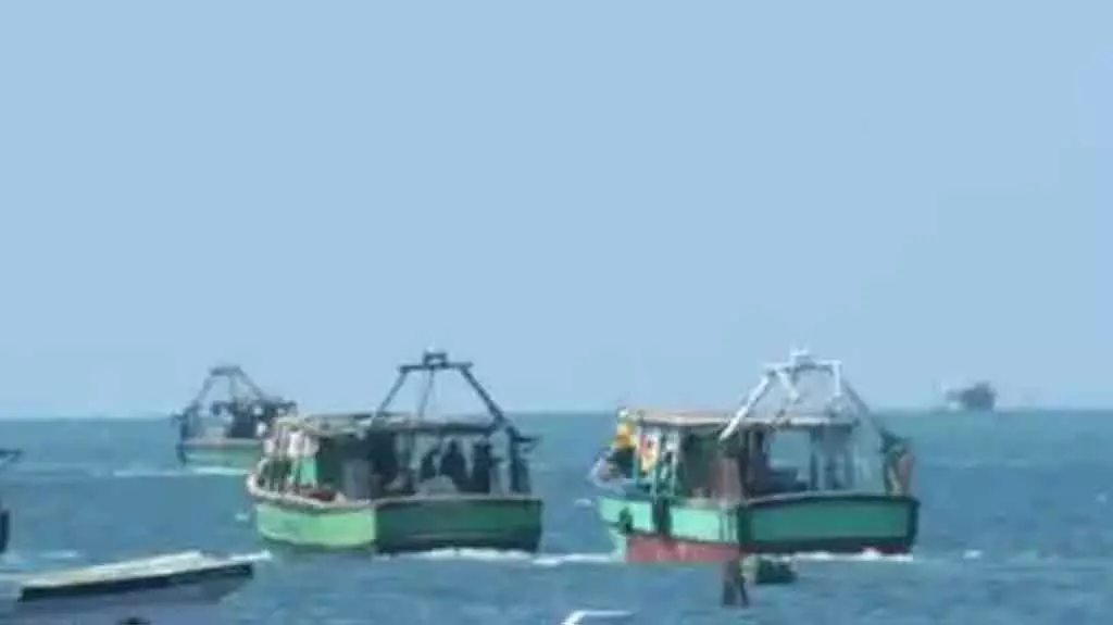 Tamil Nadu के 3 मछुआरे गिरफ्तार : श्रीलंकाई नौसेना का अत्याचार जारी Tamil Nadu के 3 मछुआरे गिरफ्तार : श्रीलंकाई नौसेना का अत्याचार जारी