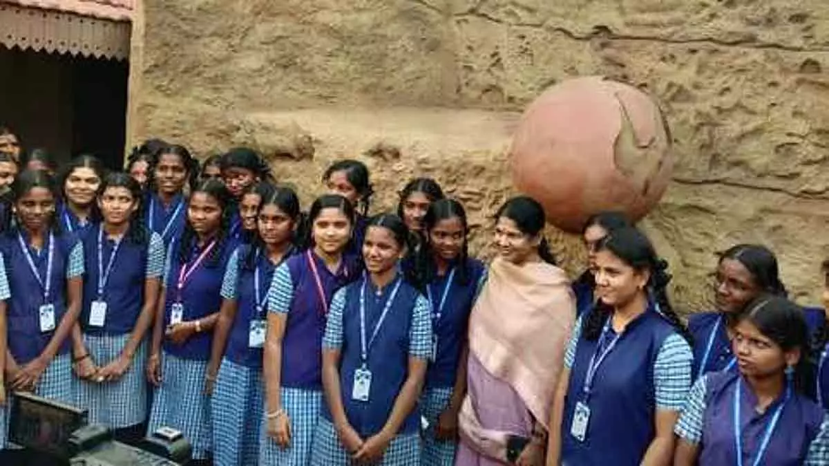 केंद्र सरकार की नई ग्रामीण रोज़गार योजना से राज्य सरकारों पर अतिरिक्त खर्च आएगा: MP Kanimozhi केंद्र सरकार की नई ग्रामीण रोज़गार योजना से राज्य सरकारों पर अतिरिक्त खर्च आएगा: MP Kanimozhi