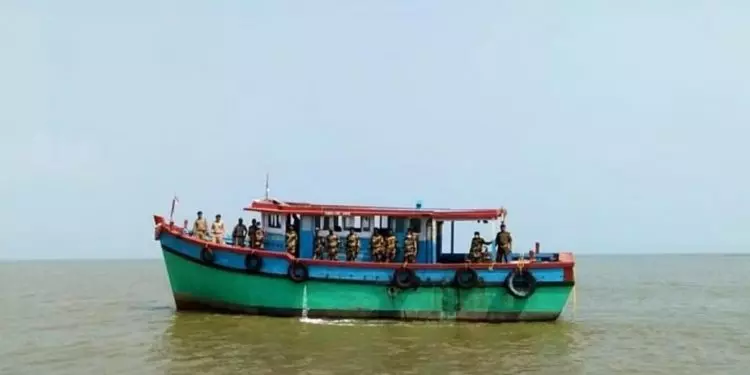 Odisha में मछली पकड़ने पर लगे बैन का उल्लंघन करने पर 17 मछुआरे गिरफ्तार Odisha में मछली पकड़ने पर लगे बैन का उल्लंघन करने पर 17 मछुआरे गिरफ्तार
