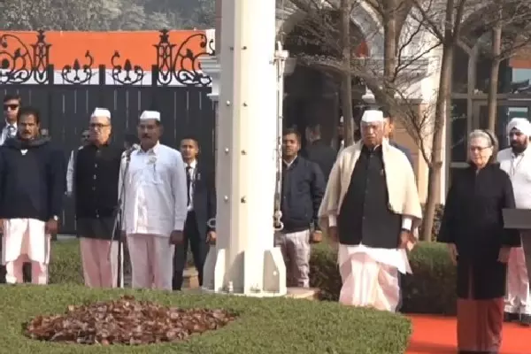 Delhi में कांग्रेस का स्थापना दिवस समारोह, खड़गे और गांधी परिवार ने फहराया पार्टी ध्वज Delhi में कांग्रेस का स्थापना दिवस समारोह, खड़गे और गांधी परिवार ने फहराया पार्टी ध्वज