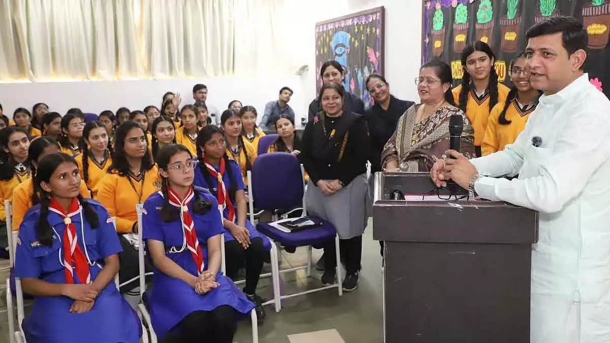 Indore : महापौर पुष्यमित्र भार्गव ने स्वच्छता कक्षा पहल की शुरुआत की Indore : महापौर पुष्यमित्र भार्गव ने स्वच्छता कक्षा पहल की शुरुआत की