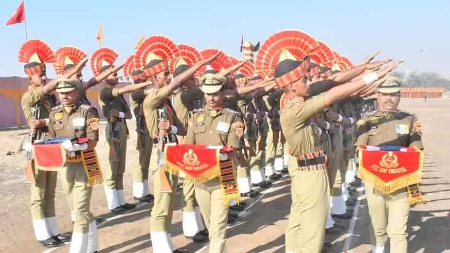 Indore : बीएसएफ इंदौर में पासिंग आउट परेड में 385 जवान योद्धाओं ने शपथ ली Indore : बीएसएफ इंदौर में पासिंग आउट परेड में 385 जवान योद्धाओं ने शपथ ली