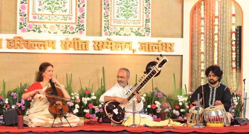 पहले दिन Harivallabh संगीत सम्मेलन में 1,000 से ज़्यादा लोग आए, दूसरे दिन भीड़ दोगुनी हो गई पहले दिन Harivallabh संगीत सम्मेलन में 1,000 से ज़्यादा लोग आए, दूसरे दिन भीड़ दोगुनी हो गई