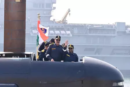नौसैनिक पनडुब्बी पर राष्ट्रपति द्रौपदी मुर्मू की ऐतिहासिक यात्रा नौसैनिक पनडुब्बी पर राष्ट्रपति द्रौपदी मुर्मू की ऐतिहासिक यात्रा
