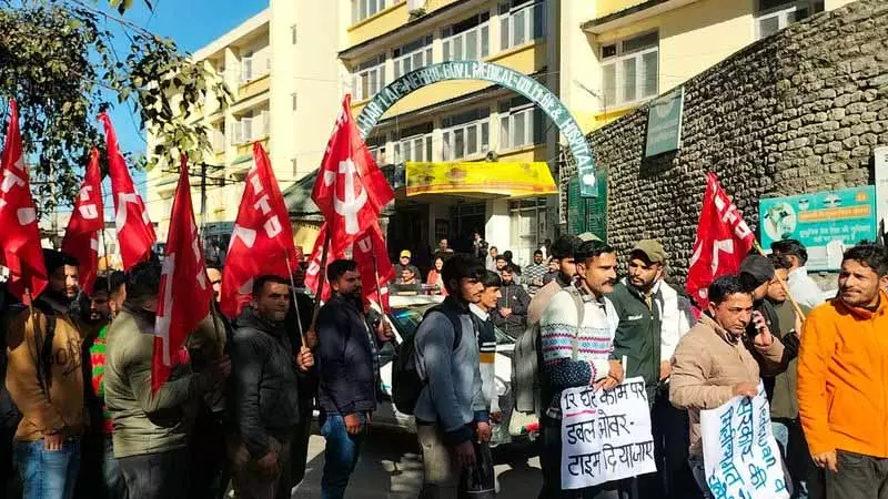 108 और 102 कर्मचारियों ने EPF, ESI में गड़बड़ी की बात कही, सरकार से दखल की मांग की 108 और 102 कर्मचारियों ने EPF, ESI में गड़बड़ी की बात कही, सरकार से दखल की मांग की
