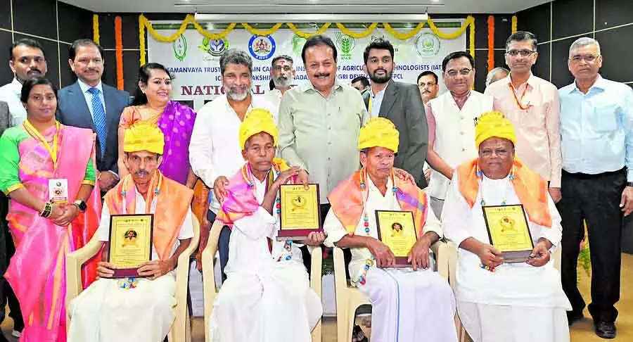 किसानों को टिकाऊ खेती को प्राथमिकता देनी चाहिए: Minister N. Chaluvarayaswamy किसानों को टिकाऊ खेती को प्राथमिकता देनी चाहिए: Minister N. Chaluvarayaswamy