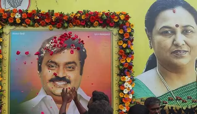 स्टालिन, EPS, विजय और अन्य नेताओं ने ‘कैप्टन’ विजयकांत को दूसरी पुण्यतिथि पर श्रद्धांजलि दी स्टालिन, EPS, विजय और अन्य नेताओं ने ‘कैप्टन’ विजयकांत को दूसरी पुण्यतिथि पर श्रद्धांजलि दी