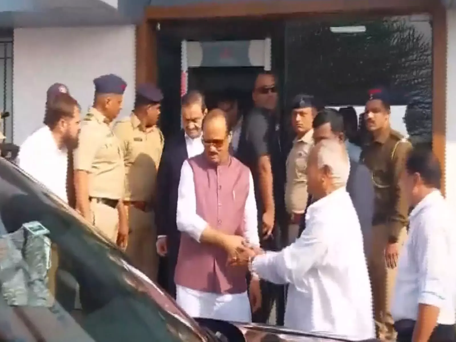 उपमुख्यमंत्री अजीत पवार ने Baramati Airport पर गौतम अडानी का स्वागत किया उपमुख्यमंत्री अजीत पवार ने Baramati Airport पर गौतम अडानी का स्वागत किया