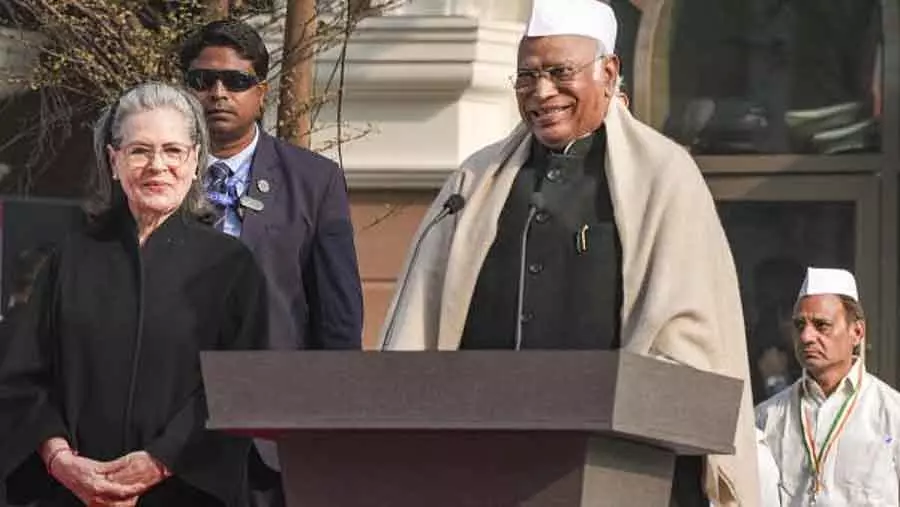 कांग्रेस एक विचारधारा है और विचारधाराएं कभी नहीं मरतीं: Mallikarjun Kharge कांग्रेस एक विचारधारा है और विचारधाराएं कभी नहीं मरतीं: Mallikarjun Kharge
