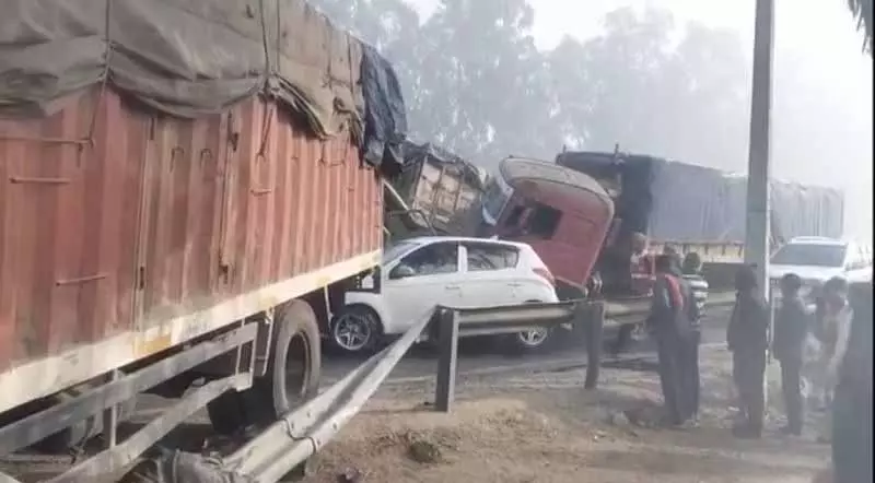 Ludhiana हाईवे पर कोहरे का खौफ, कई गाड़ियां टकराईं, 1 की मौत, 5 घायल Ludhiana हाईवे पर कोहरे का खौफ, कई गाड़ियां टकराईं, 1 की मौत, 5 घायल