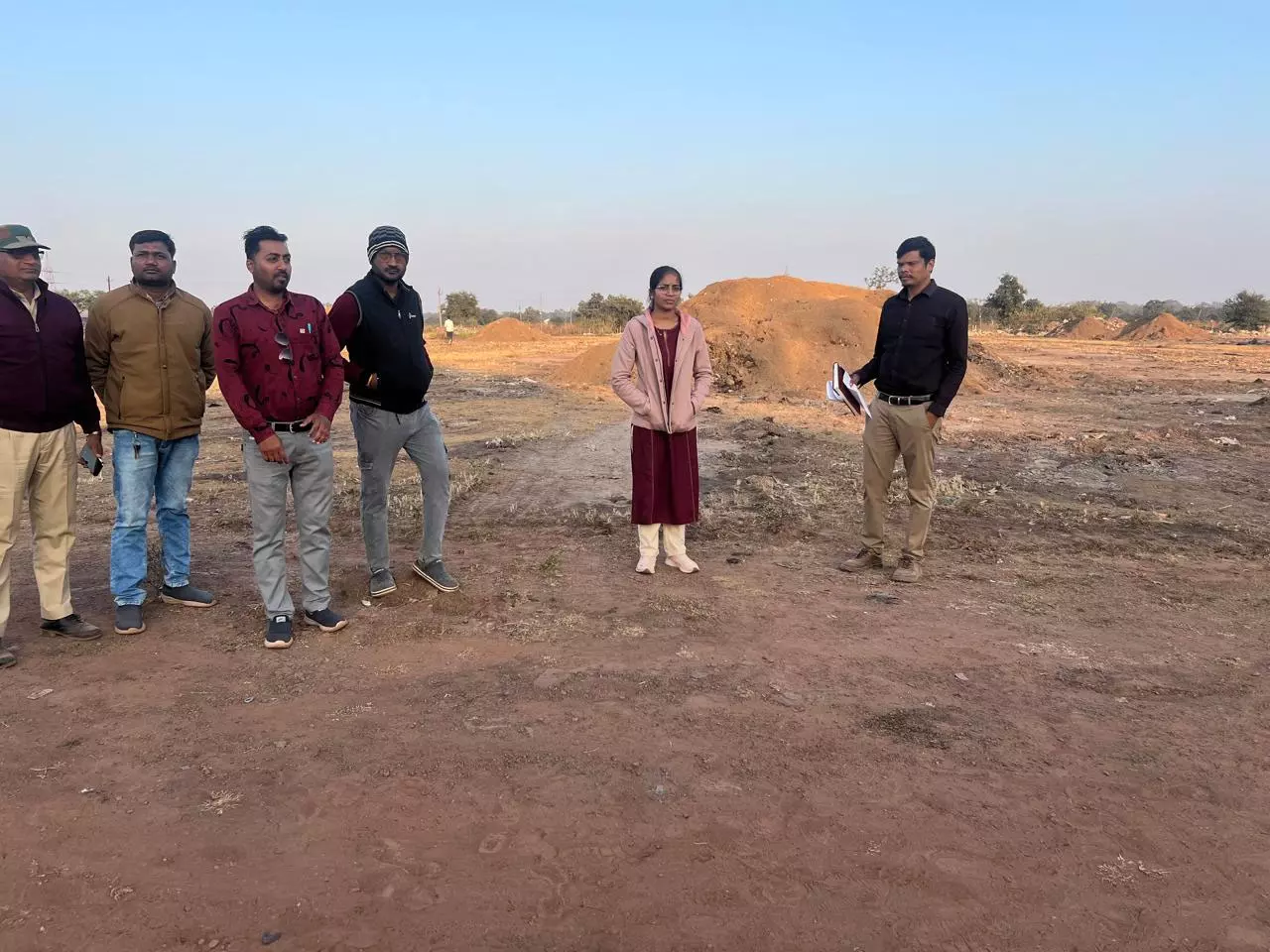 SDM ने धान खरीदी केंद्रों में दबिश दी SDM ने धान खरीदी केंद्रों में दबिश दी