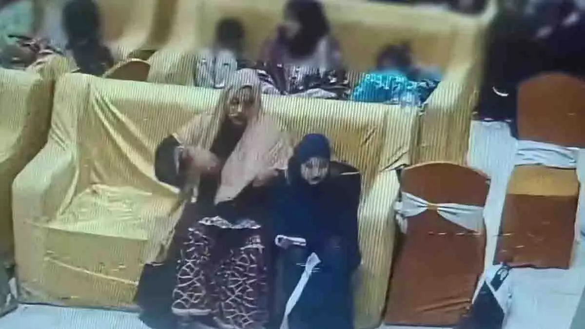 Hyderabad में शादी समारोह में बुर्का पहनी दो महिलाओं ने पर्स चोरी की Hyderabad में शादी समारोह में बुर्का पहनी दो महिलाओं ने पर्स चोरी की