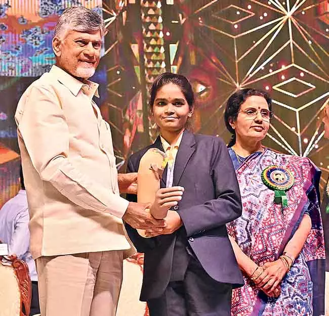 CM Chandrababu : गरीबी पर जीत सिर्फ शिक्षा से ही संभव है CM Chandrababu : गरीबी पर जीत सिर्फ शिक्षा से ही संभव है