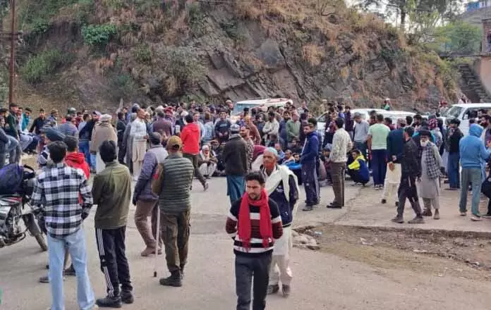 स्थानीय लोगों ने R&B के खिलाफ प्रदर्शन किया, बल्ली-खा रोड को पूरा करने की मांग की स्थानीय लोगों ने R&B के खिलाफ प्रदर्शन किया, बल्ली-खा रोड को पूरा करने की मांग की