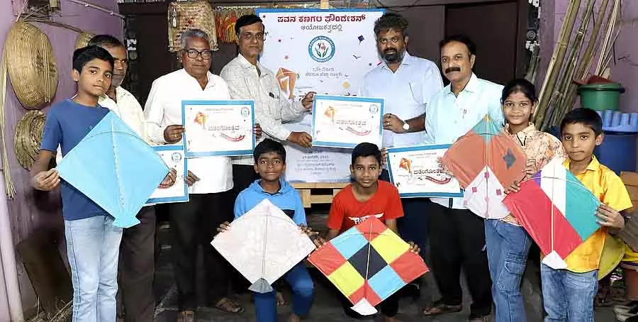 Sankeshwar : मकर संक्रांति के लिए पतंग उड़ाने की प्रतियोगिता Sankeshwar : मकर संक्रांति के लिए पतंग उड़ाने की प्रतियोगिता