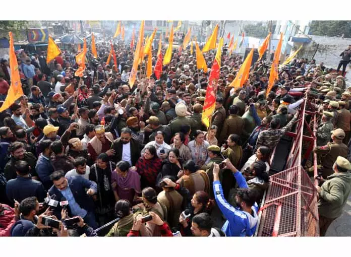 लोक भवन के बाहर हाई वोल्टेज ड्रामा, संघर्ष समिति ने LG के खिलाफ किया विरोध प्रदर्शन लोक भवन के बाहर हाई वोल्टेज ड्रामा, संघर्ष समिति ने LG के खिलाफ किया विरोध प्रदर्शन