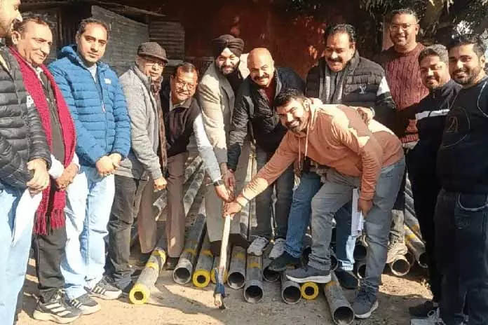 युद्धवीर ने जम्मू पूर्व में 66 लाख रुपये के PHE पाइप बिछाने के काम का शुभारंभ किया युद्धवीर ने जम्मू पूर्व में 66 लाख रुपये के PHE पाइप बिछाने के काम का शुभारंभ किया