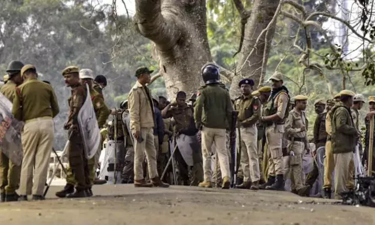 Assam Police: पश्चिम कार्बी आंगलोंग हिंसा में 173 पुलिसकर्मी, CRPF कर्मी घायल Assam Police: पश्चिम कार्बी आंगलोंग हिंसा में 173 पुलिसकर्मी, CRPF कर्मी घायल