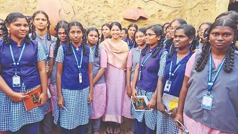 MP Kanimozhi 219 सरकारी स्कूल के छात्रों को कीझाड़ी भ्रमण पर ले गईं MP Kanimozhi 219 सरकारी स्कूल के छात्रों को कीझाड़ी भ्रमण पर ले गईं
