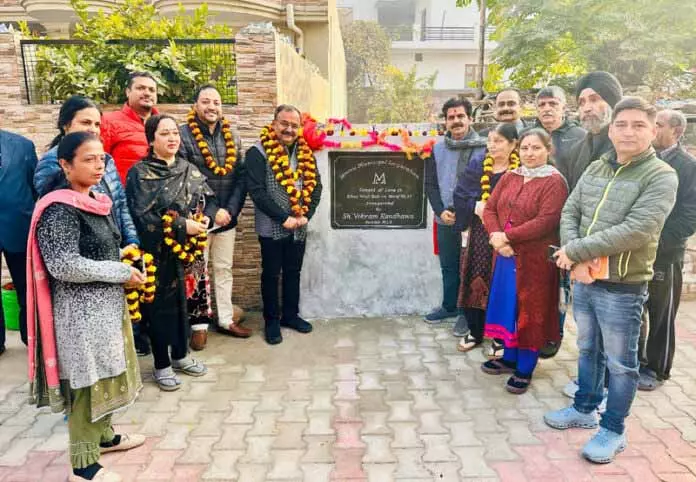 Randhawa ने त्रिकुटा नगर में 31 लाख रुपये की गलियों और नालियों के प्रोजेक्ट का उद्घाटन किया Randhawa ने त्रिकुटा नगर में 31 लाख रुपये की गलियों और नालियों के प्रोजेक्ट का उद्घाटन किया