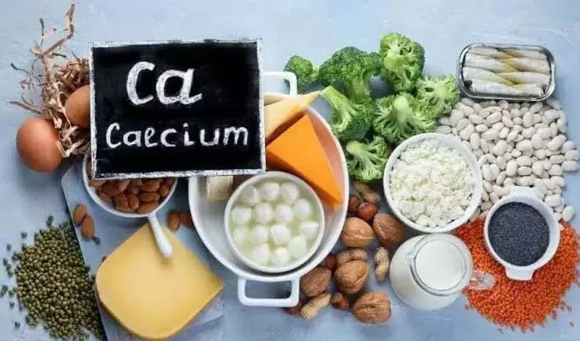 Calcium की कमी के लक्षण, हमें हर दिन कितना कैल्शियम चाहिए और इसके साथ खाने की चीज़ें Calcium की कमी के लक्षण, हमें हर दिन कितना कैल्शियम चाहिए और इसके साथ खाने की चीज़ें
